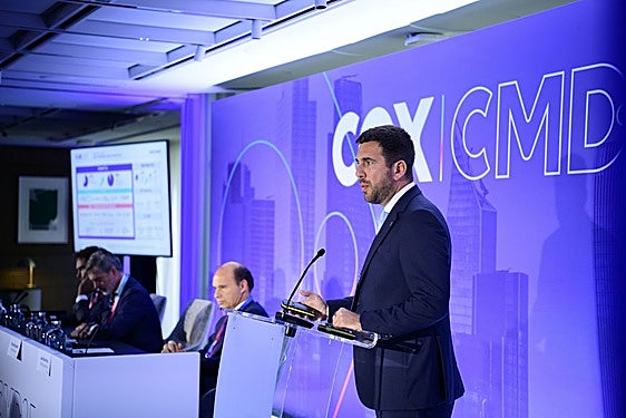 El presidente ejecutivo de Cox, Enrique Riquelme, durante una presentación.