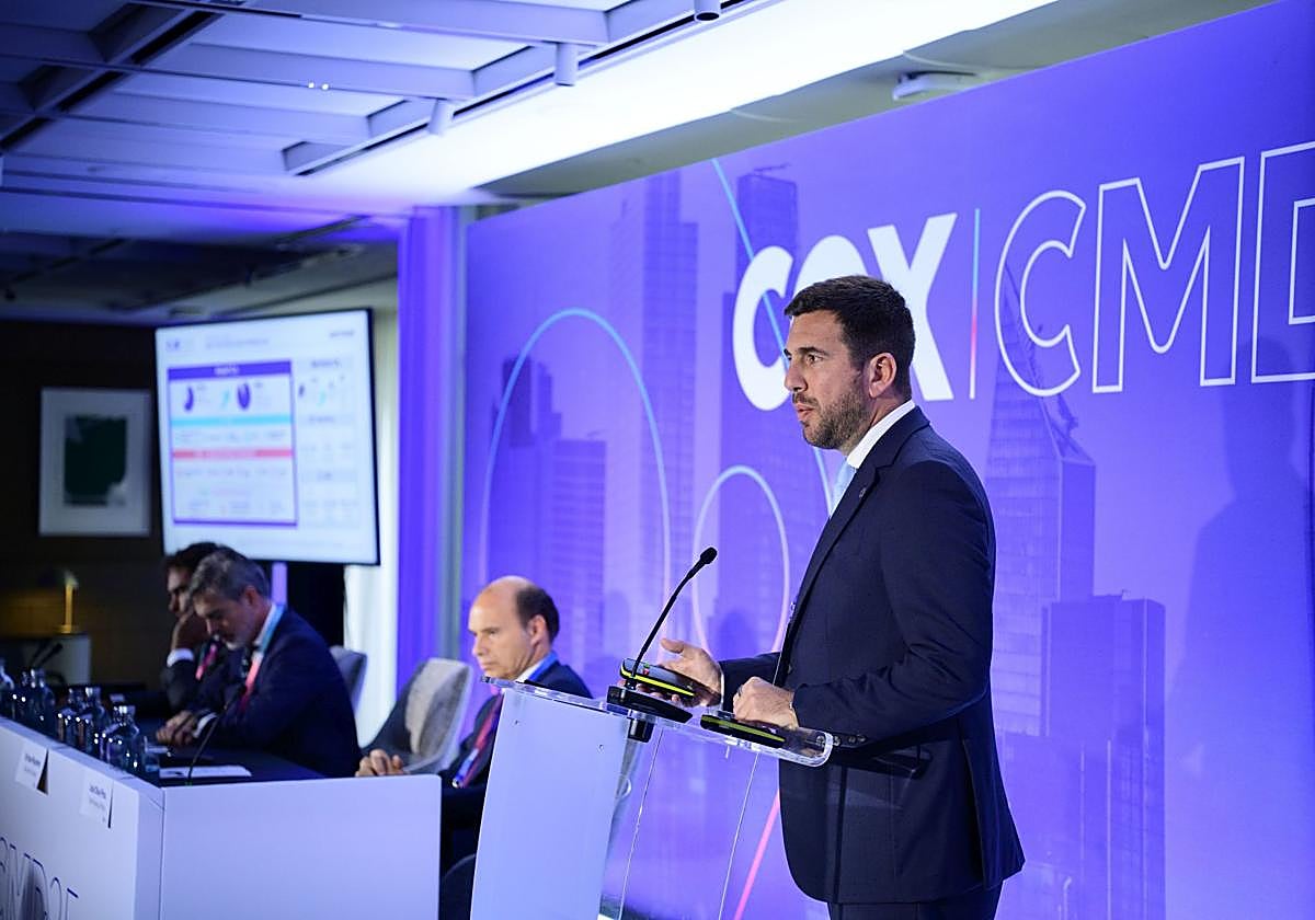 El presidente ejecutivo de Cox, Enrique Riquelme, durante una presentación.