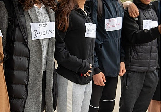 Concentración contra el acoso escolar en un colegio.