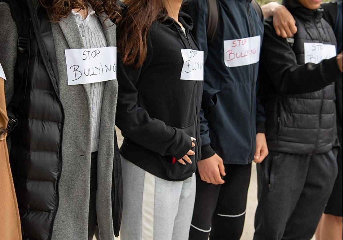 Concentración contra el acoso escolar en un colegio.