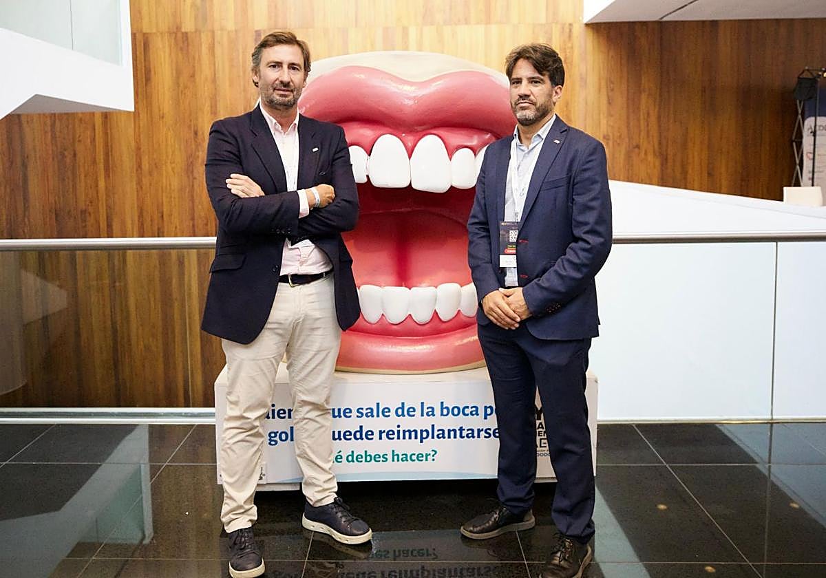The president of the Spanish Association of Endodontics, José Aranguren, and the president of the 45th National Congress of AEDE, Sebastián Ortolani, alongside the 'ninot' installed in the ADDA hall this Thursday.