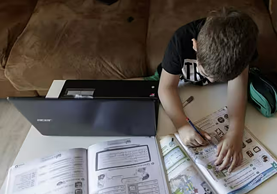 Un estudiante realizando deberes en casa.