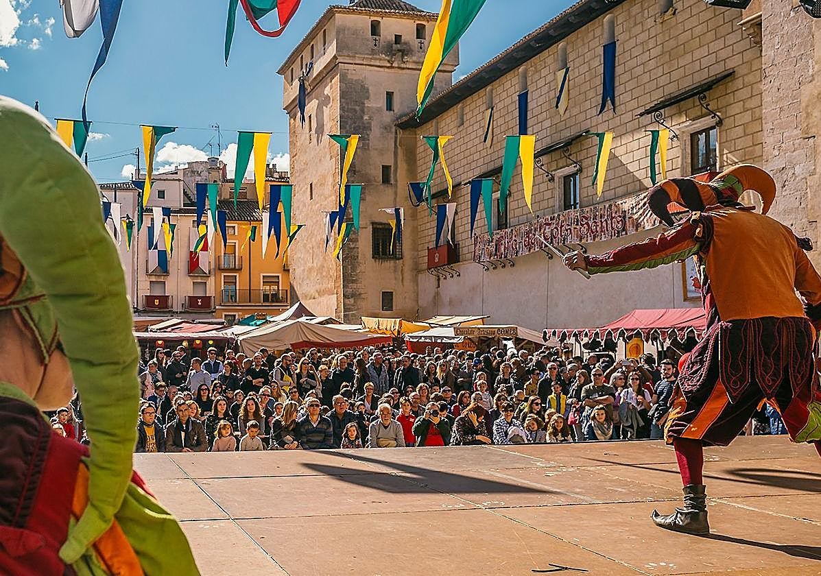 Acto teatral celebrado frente al Palau Comtal, en una pasada edición de la Fira.