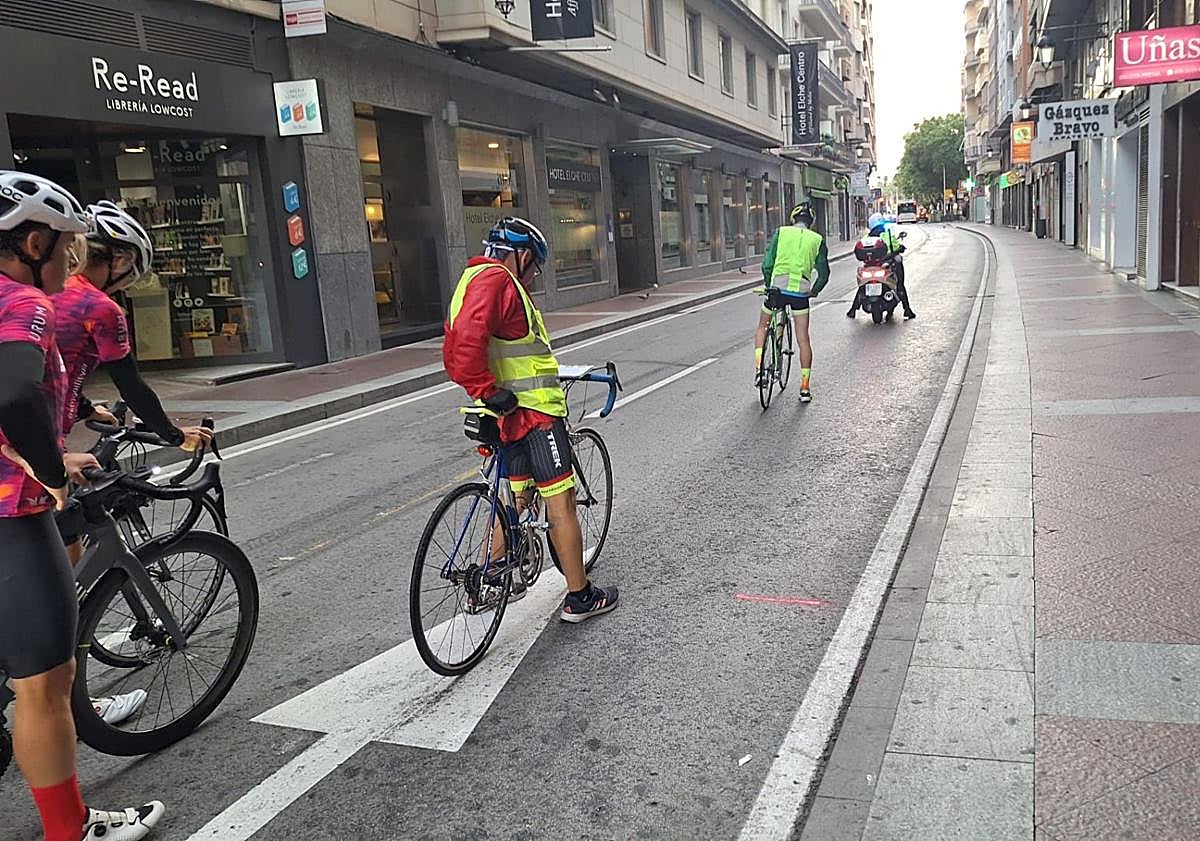 Imagen principal - Algunas de las zonas del recorrido de la I Maratón Elche-Alicante. 