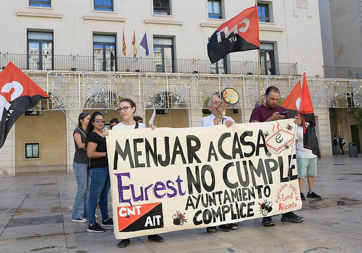 Imagen principal - Protesta de Menjars a Casa