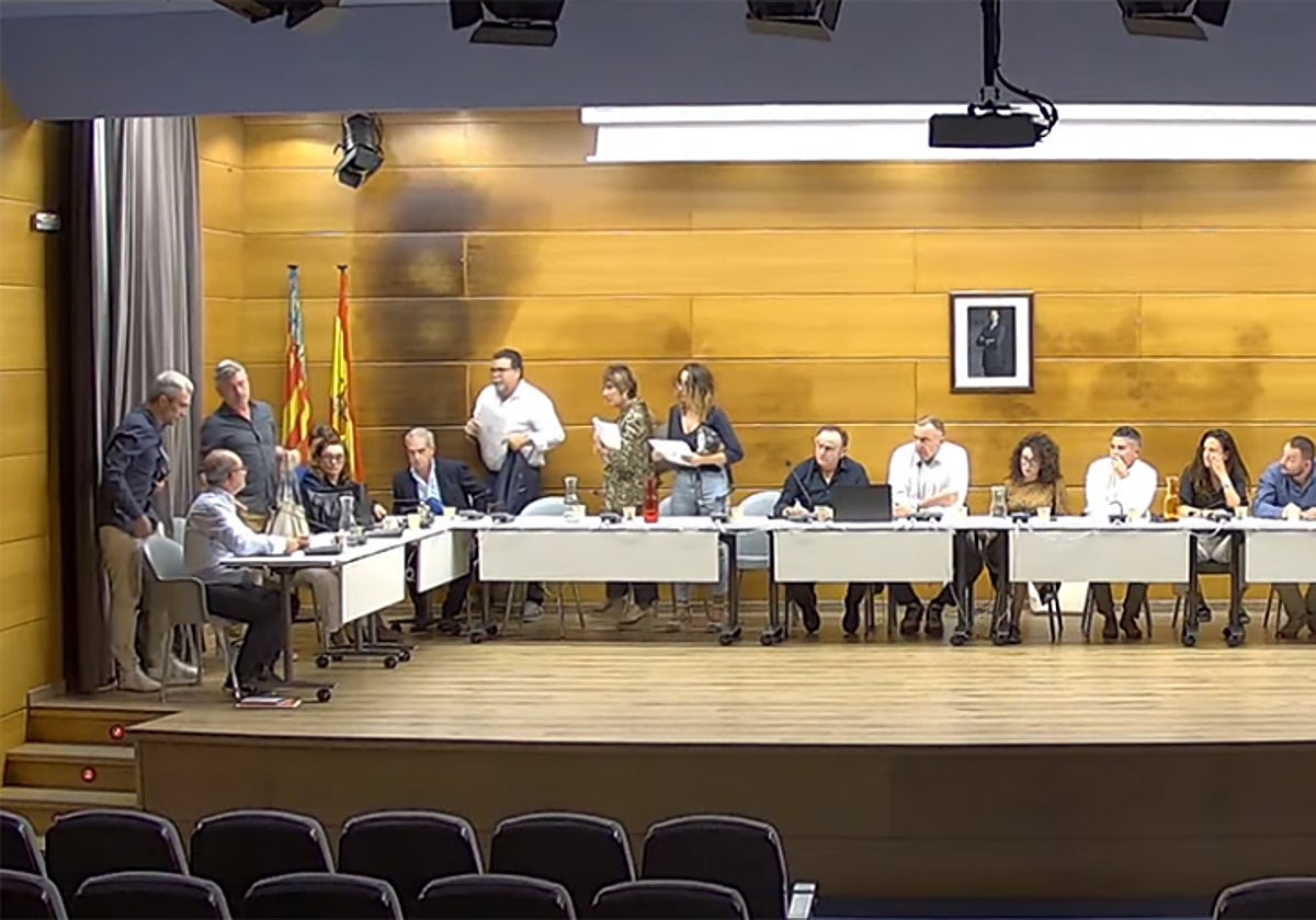 Moment when the 'popular' councillors leave the session