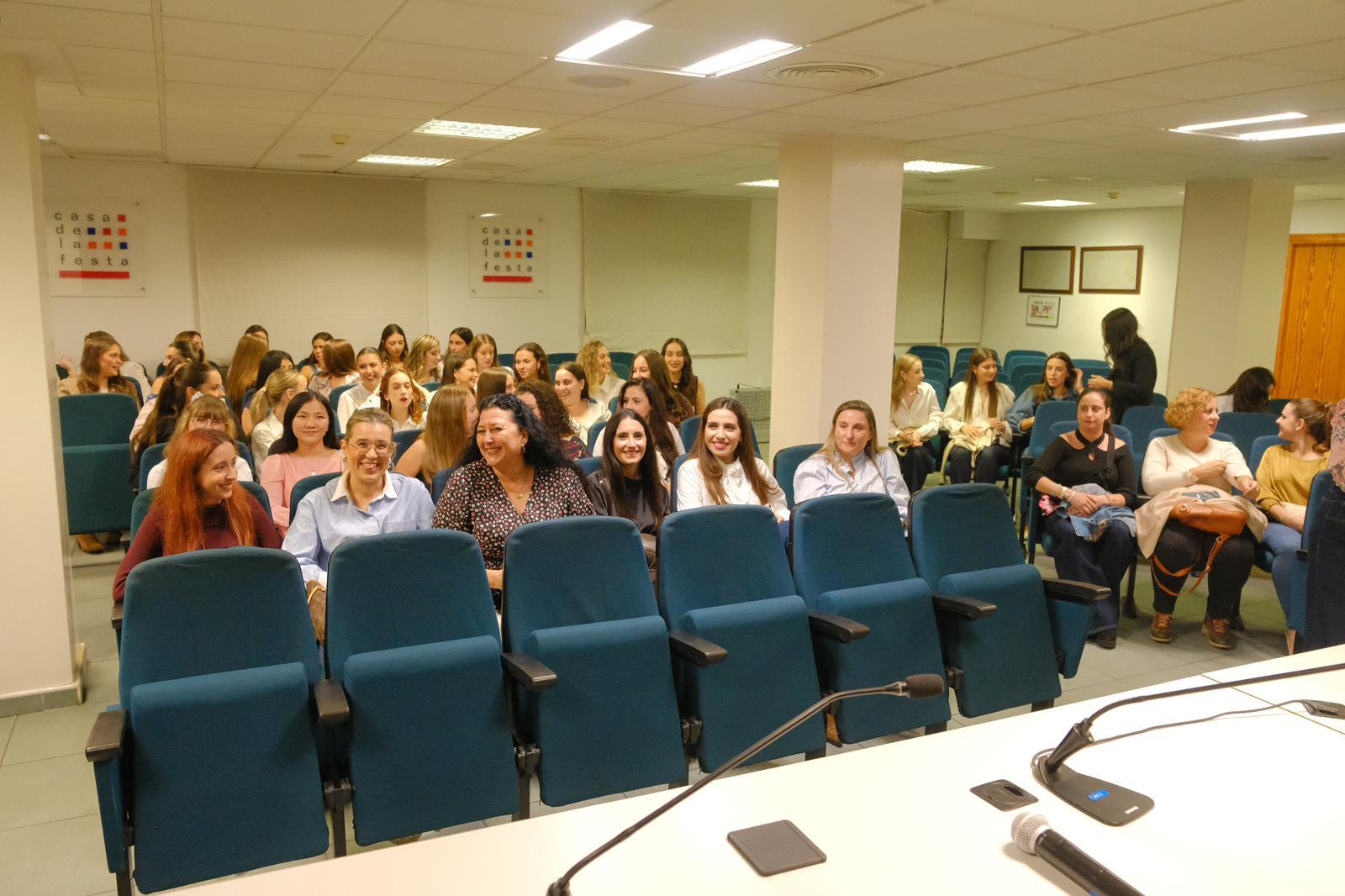 Primera reunión de las candidatas a bellea del foc de Alicante 2026