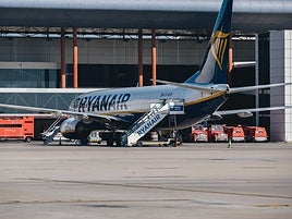 Avión de Ryanair en el aeropuerto de Alicante-Elche.