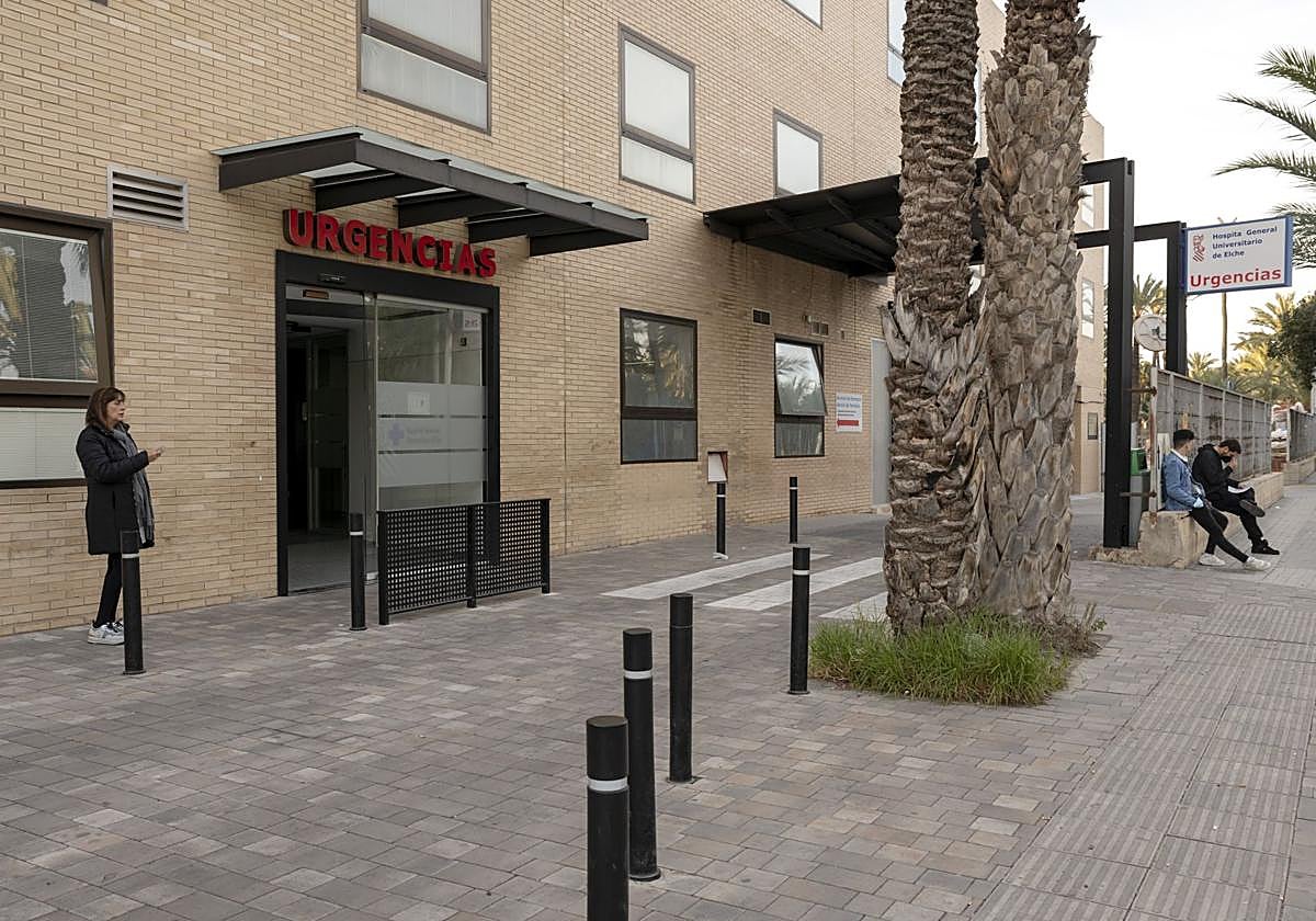 Acceso al servicio de Urgencias del Hospital General de Elche.