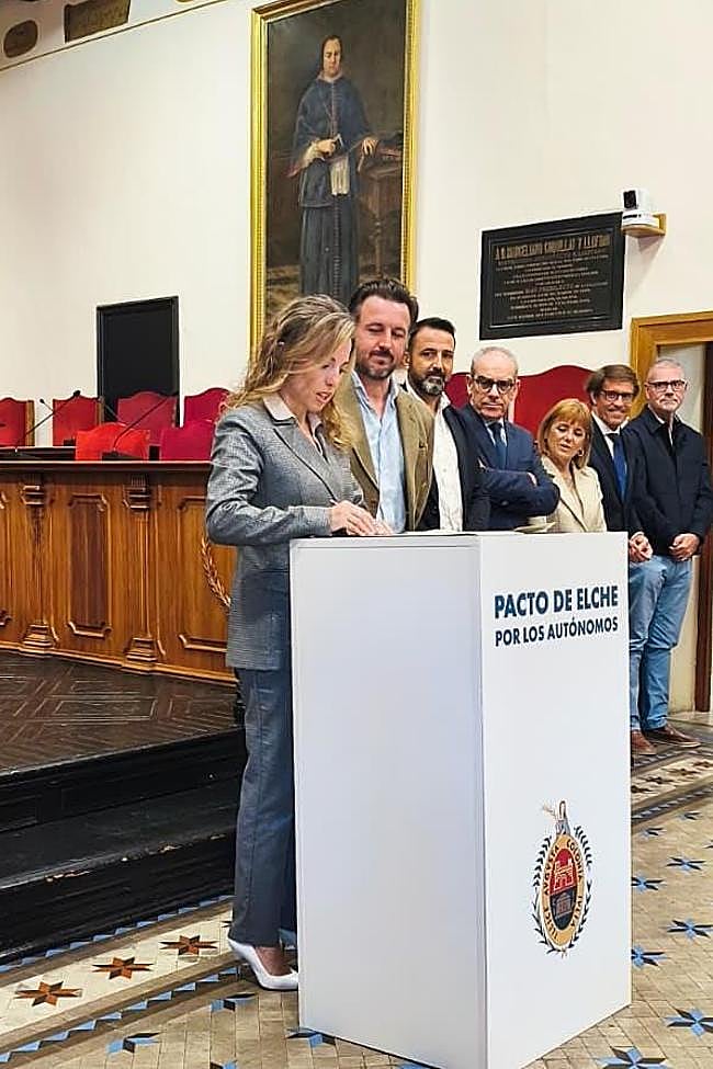 Representantes institucionales y empresariales durante la firma del 'Pacto de Elche por los Autónomos' en el Salón de Plenos.