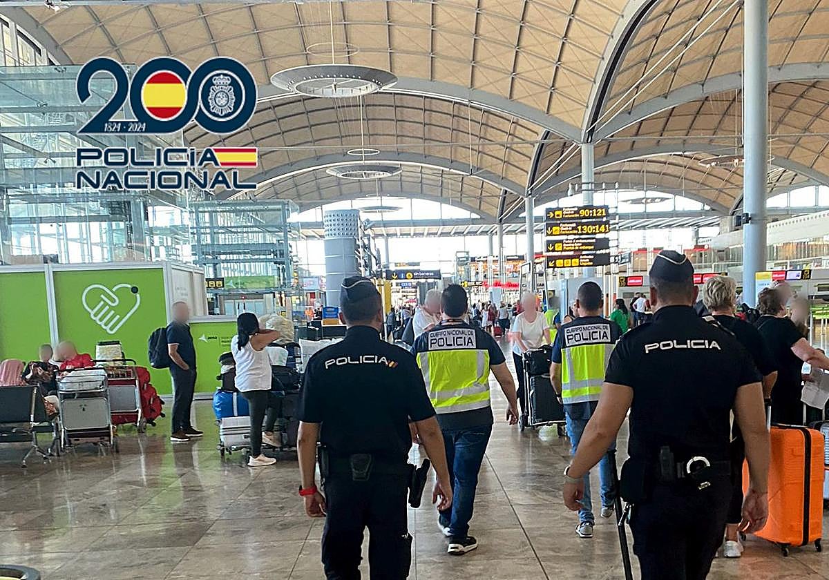 Policía Nacional en el aeropuerto de Alicante-Elche.