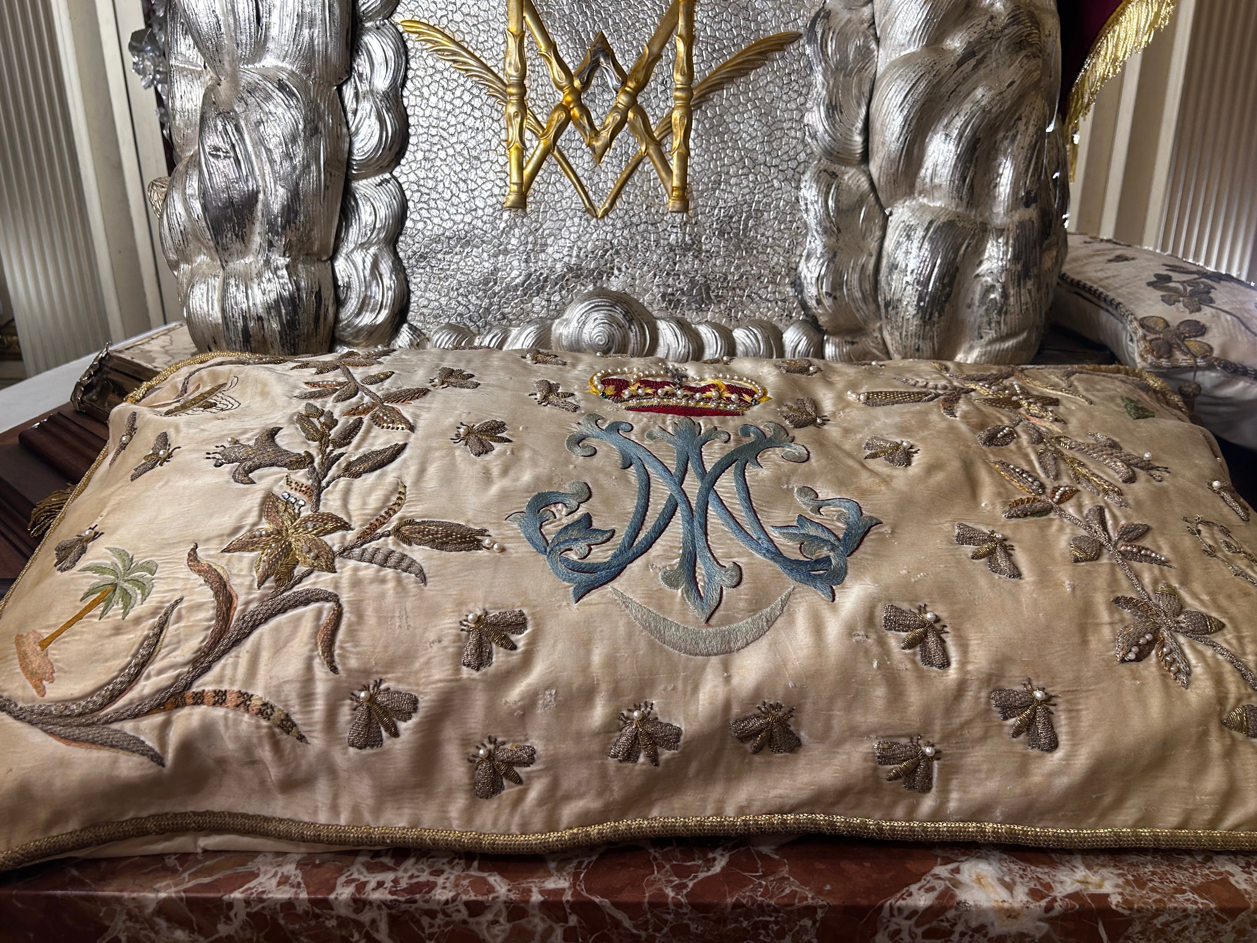 Imagen secundaria 1 - La Virgen de la Asunción ya luce el tradicional manto de las Clarisas tras su restauración