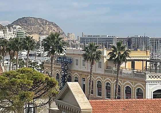 Repintado de la fachada del edificio del restaurante Monastrell.