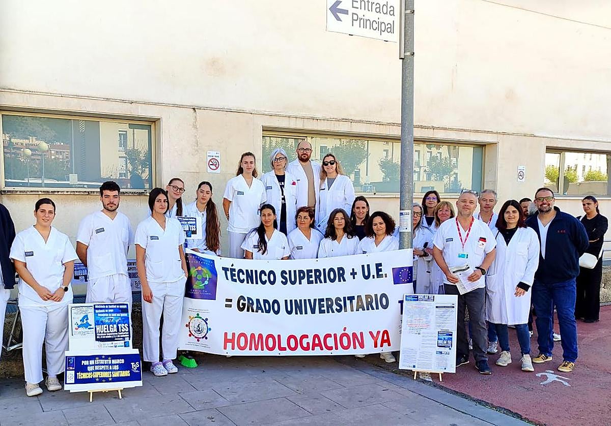 Personal TSS que ha ejercido su derecho a huelga en el Hospital Verge dels Lliris de Alcoi.