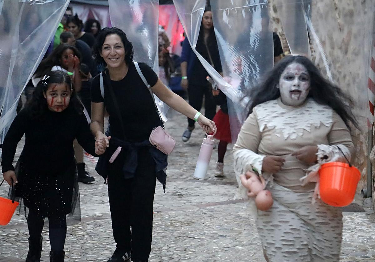 Imagen principal - Fiestas de Halloween, barbacoas y mascletà en la agenda de las Hogueras de Alicante