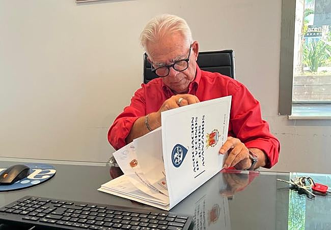 José Caracena en el despacho de la asociación de vecinos Juntos Avanzamos