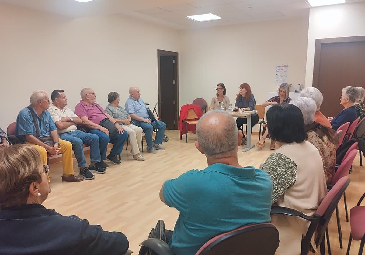 Reunión de Bienestar Social con los presidentes de los centros de mayores.