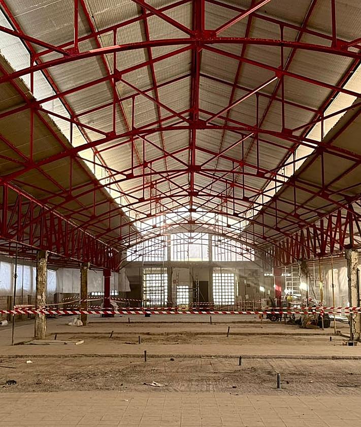 Imagen secundaria 2 - Operarios trabajan en la limpieza de la estructura metálica del Mercado Central de Elche.