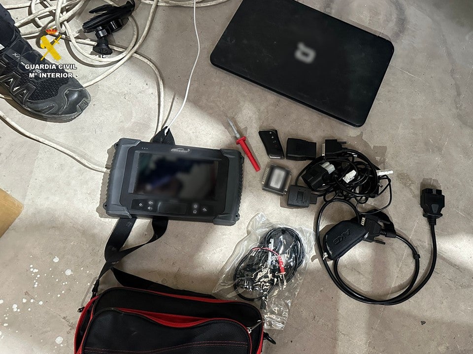 Imagen secundaria 2 - Otros objetos decomisados por la Guardia Civil.
