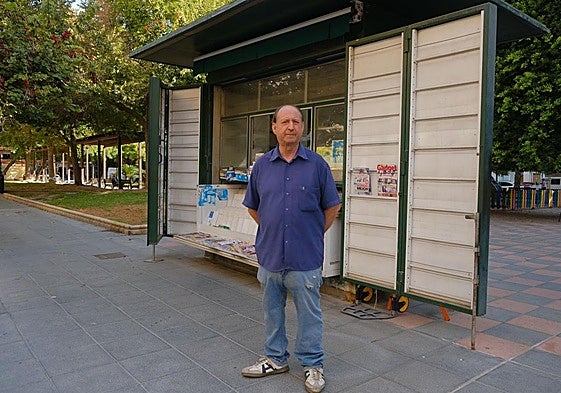 Julio Miralles en su quiosco del barrio Benalúa.