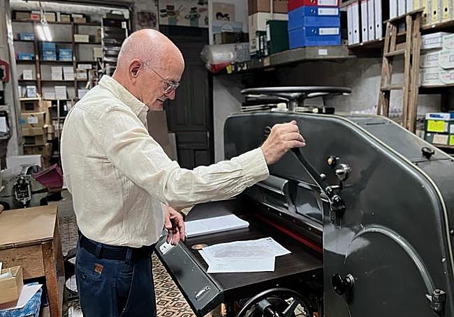 Eutimio utiliza una gillotina que todavía funciona.