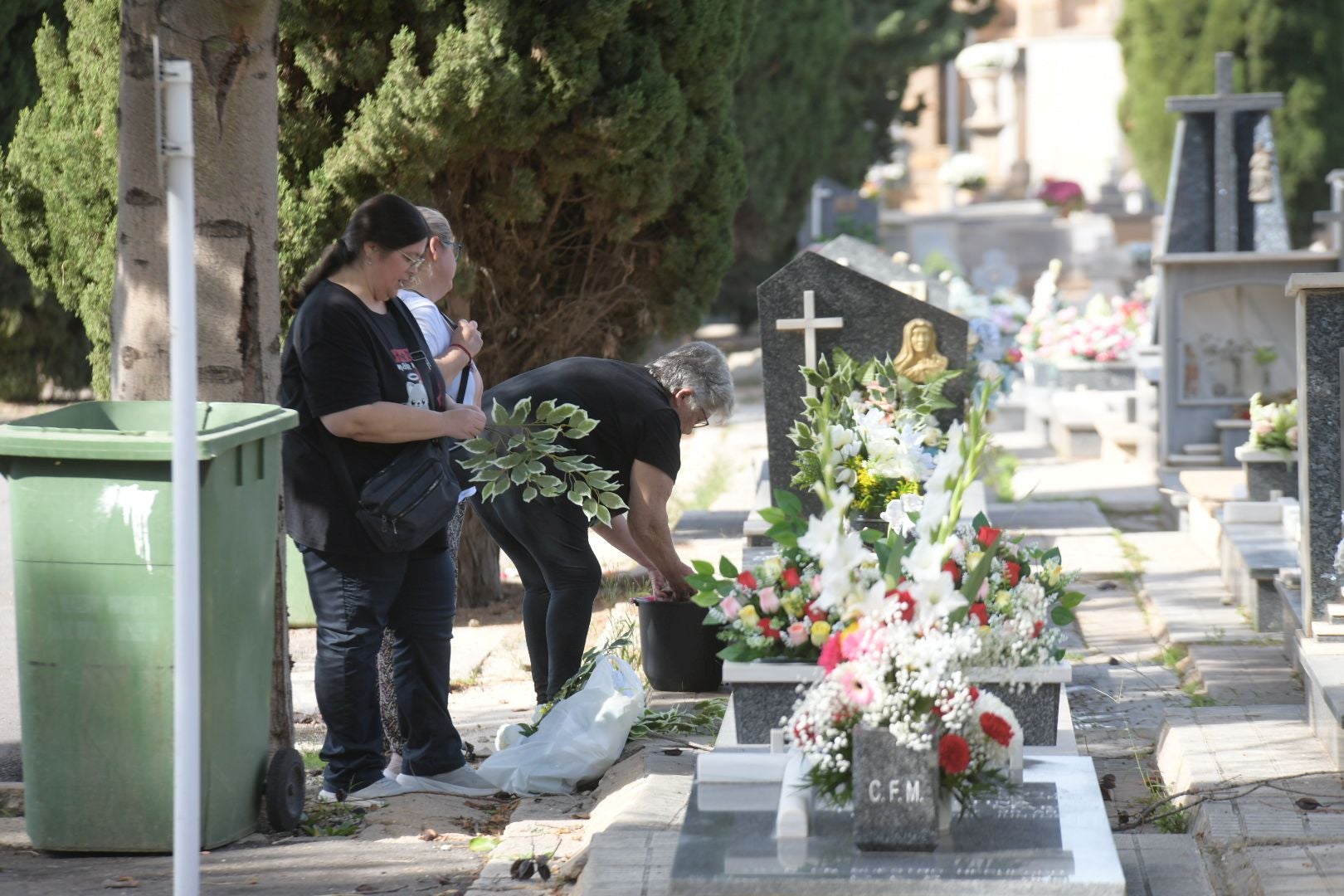 Las flores llenan el cementerio de Alicante en recuerdo de los difuntos