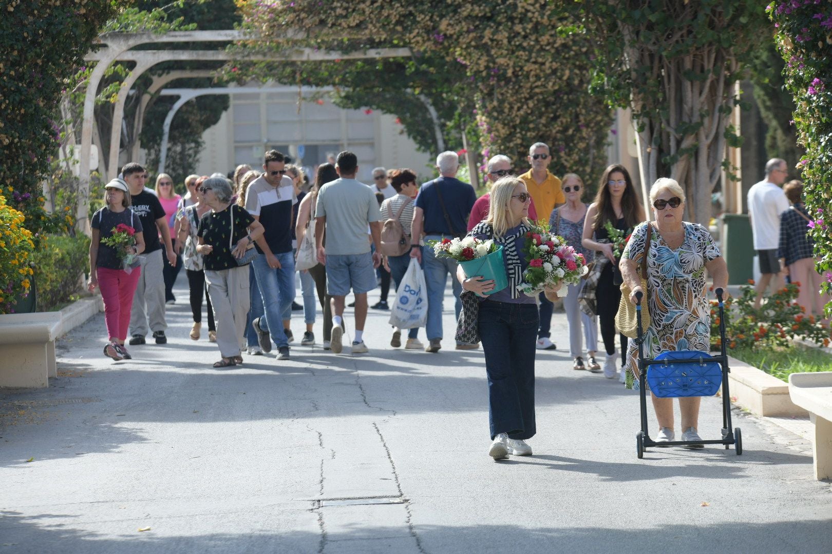 Las flores llenan el cementerio de Alicante en recuerdo de los difuntos