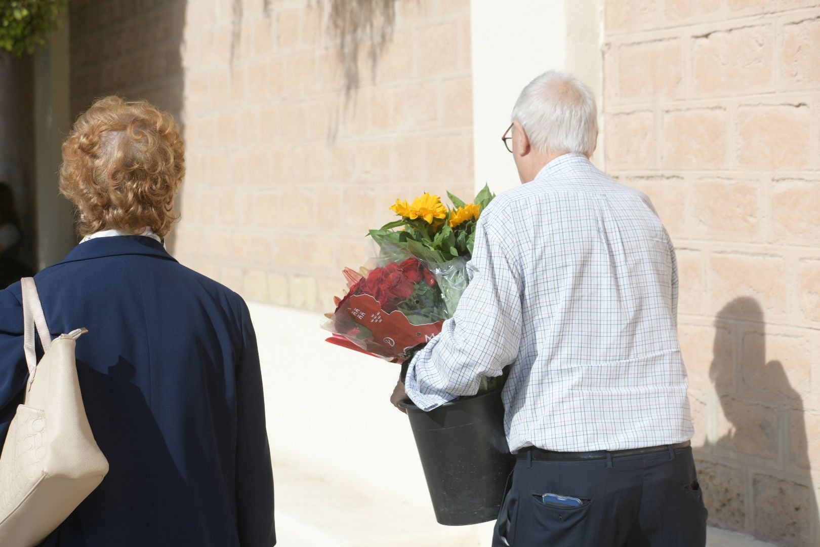 Las flores llenan el cementerio de Alicante en recuerdo de los difuntos