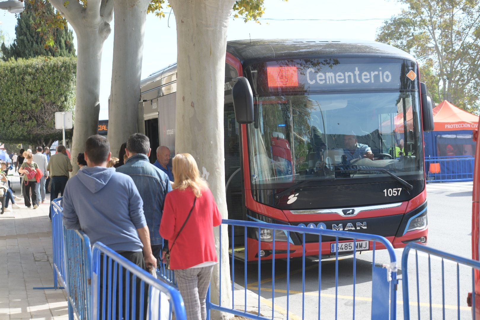 Las flores llenan el cementerio de Alicante en recuerdo de los difuntos
