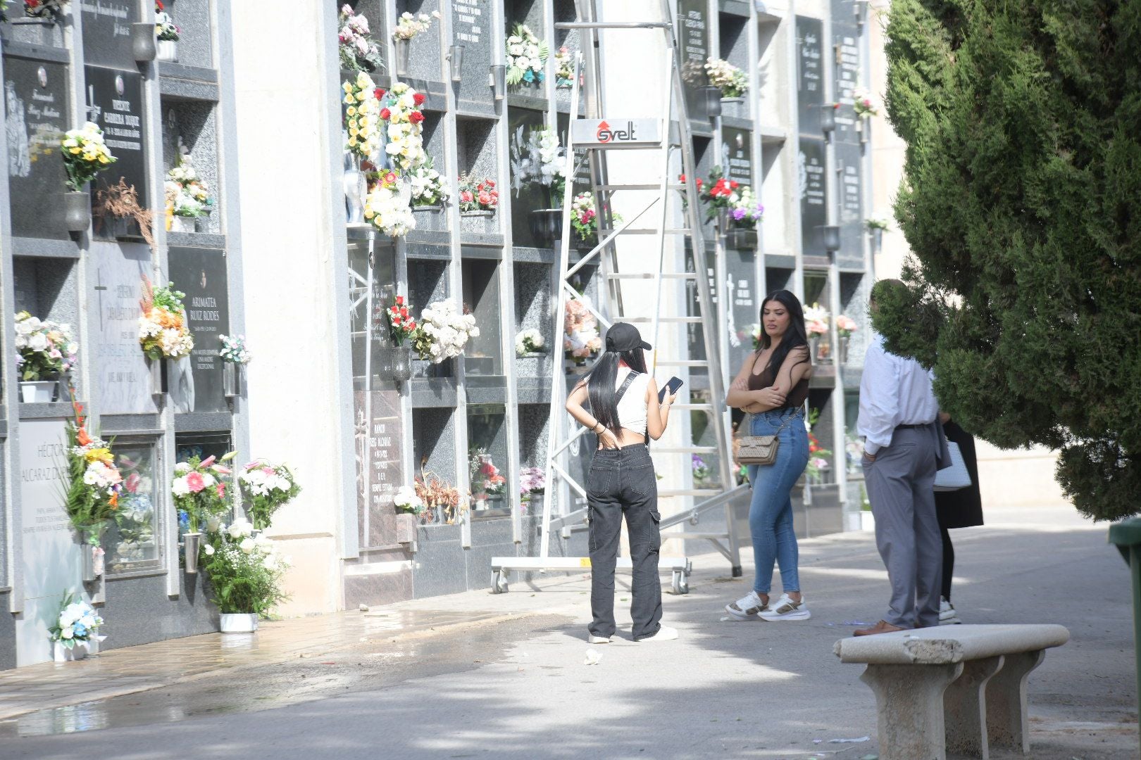 Las flores llenan el cementerio de Alicante en recuerdo de los difuntos