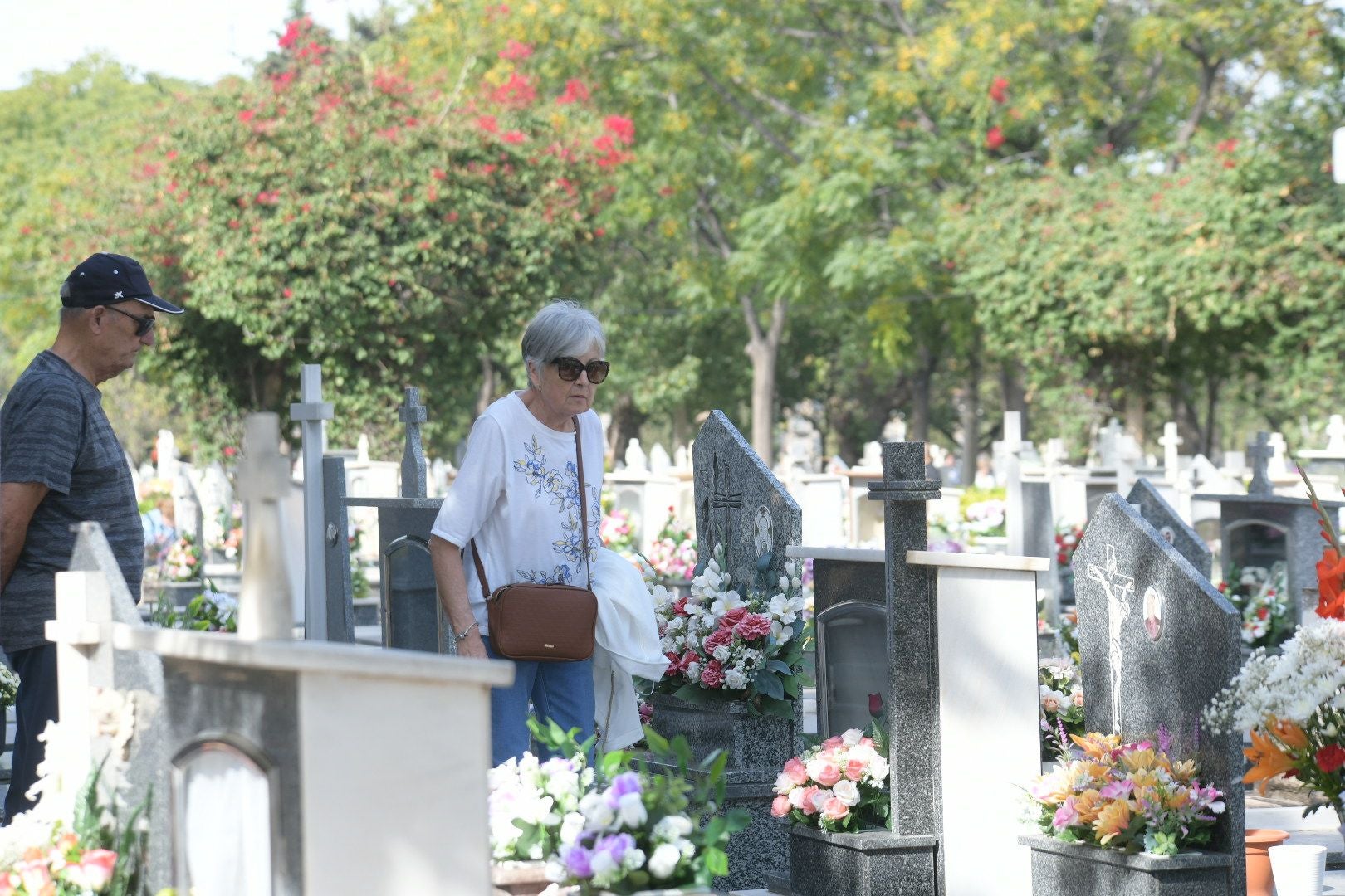 Las flores llenan el cementerio de Alicante en recuerdo de los difuntos