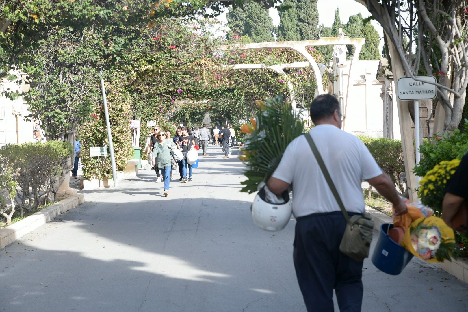 Las flores llenan el cementerio de Alicante en recuerdo de los difuntos