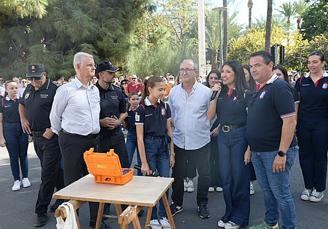 Dedicatoria de la mascletà a Carlos Jarque, por su labor en la Guardia Civil de Alicante.