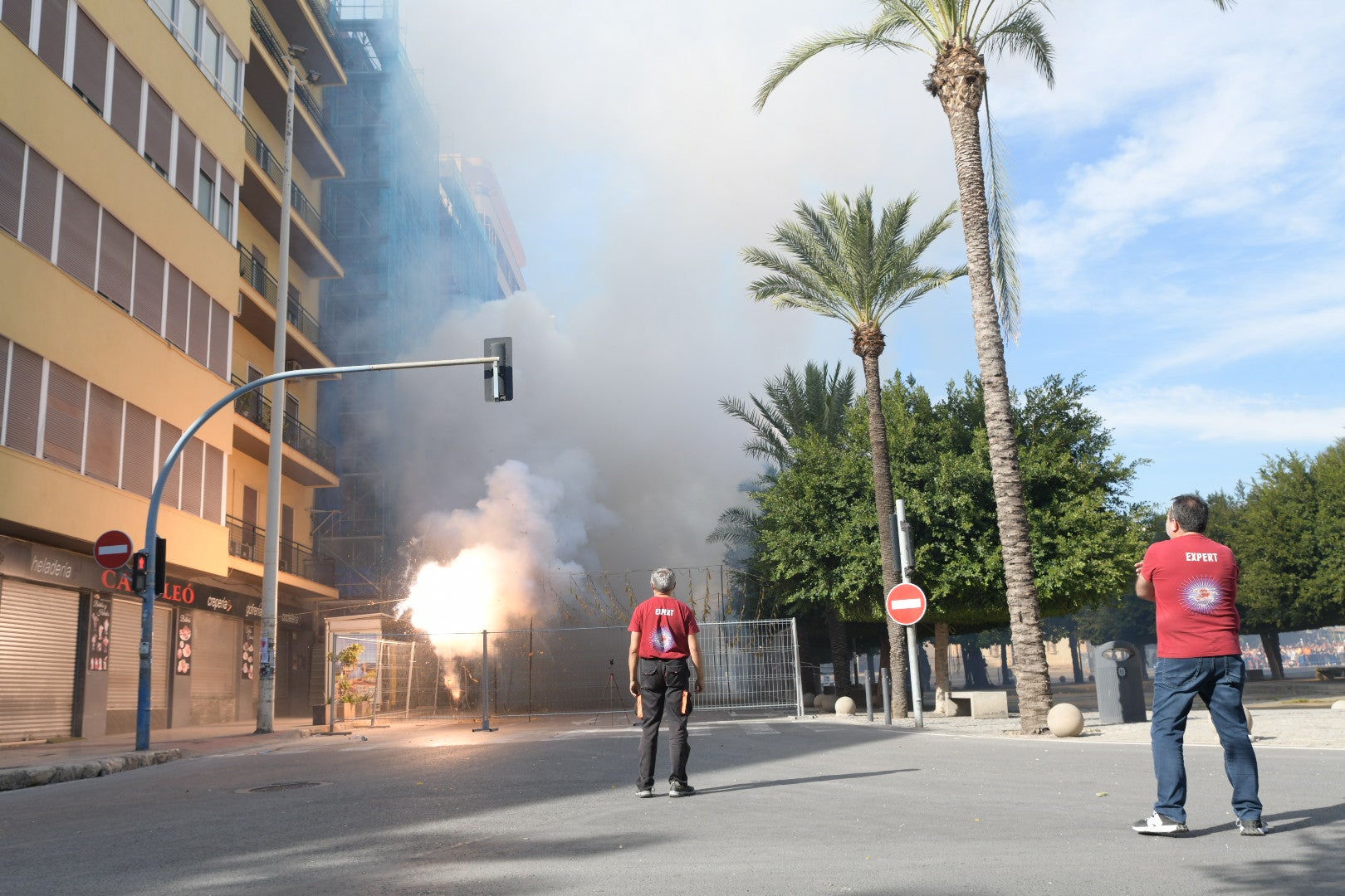 Mascletà de las Hogueras: el rugido de la bestia ensordece la plaza de España de Alicante