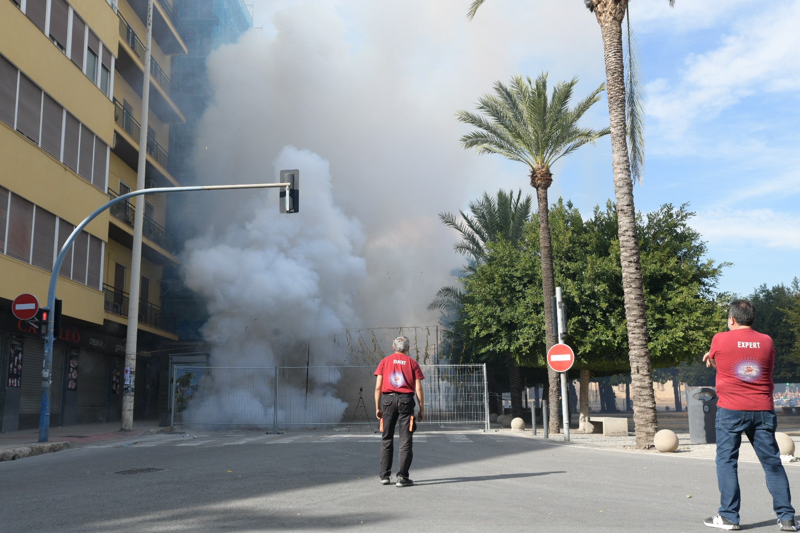Mascletà de las Hogueras: el rugido de la bestia ensordece la plaza de España de Alicante