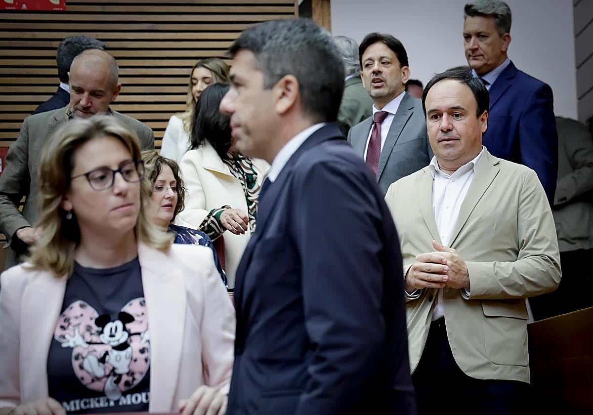Pérez Llorca observa a Mazón junto a otros diputados del PP.