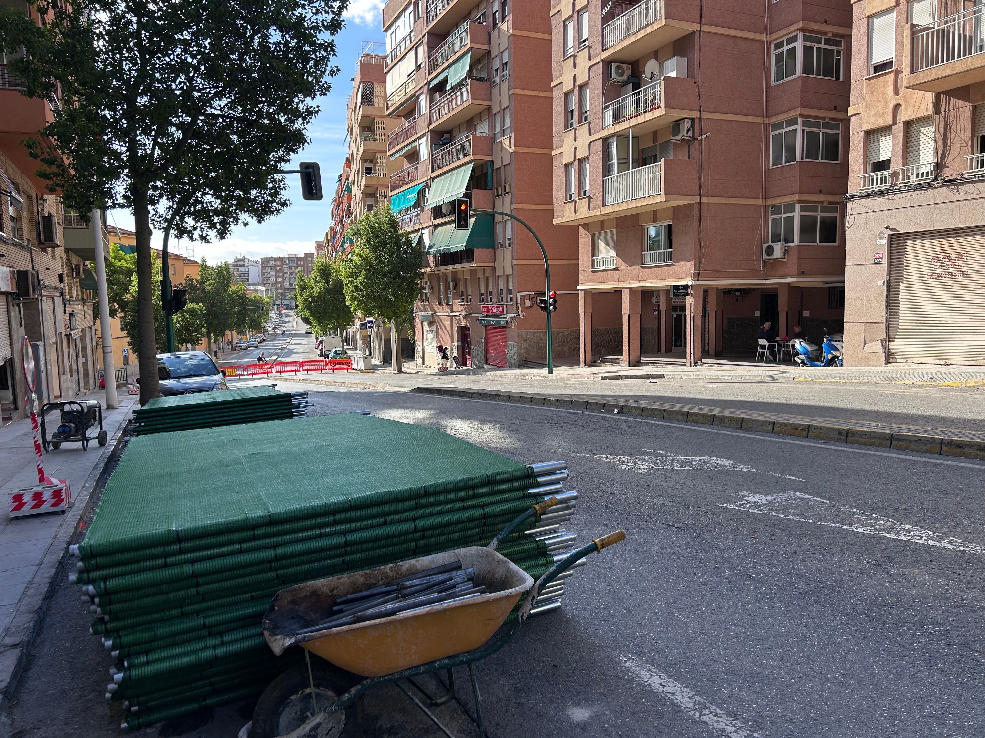 Imagen principal - Comienzan las obras de reurbanización y mejora de la calle Clara Campoamor de Elche