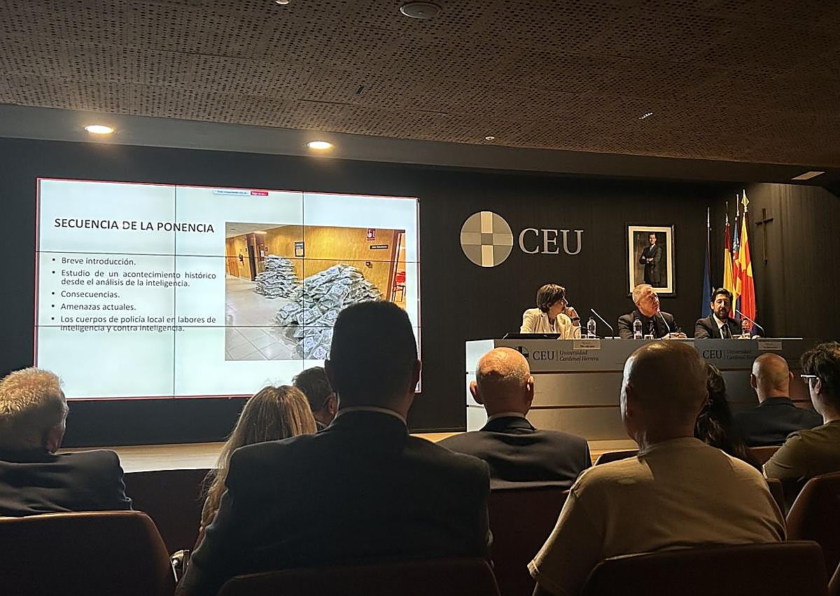 Imagen secundaria 1 - Asistentes y ponentes durante las conferencias celebradas en el Aula Magna del Campus de Carmelitas.