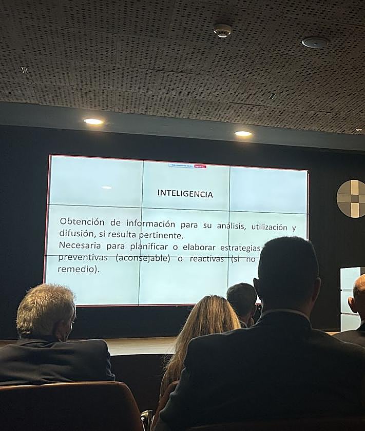 Imagen secundaria 2 - Asistentes y ponentes durante las conferencias celebradas en el Aula Magna del Campus de Carmelitas.