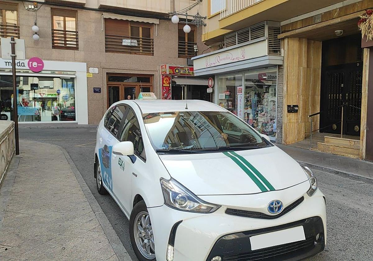 Imagen principal - El taxi de Alicante convoca una huelga este martes por la «expansión» de las VTC