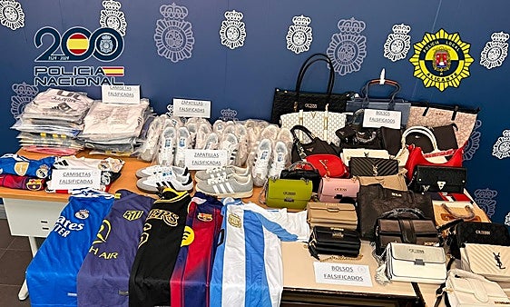 Prendas intervenidas en el operativo policial.