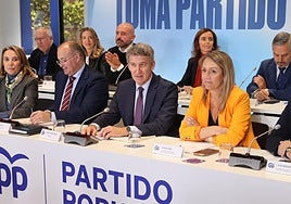 El presidente del PP, Alberto Núñez Feijóo, en la Junta Directiva Nacional del partido celebrada este lunes en Madrid.