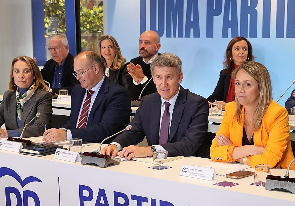 El presidente del PP, Alberto Núñez Feijóo, en la Junta Directiva Nacional del partido celebrada este lunes en Madrid.