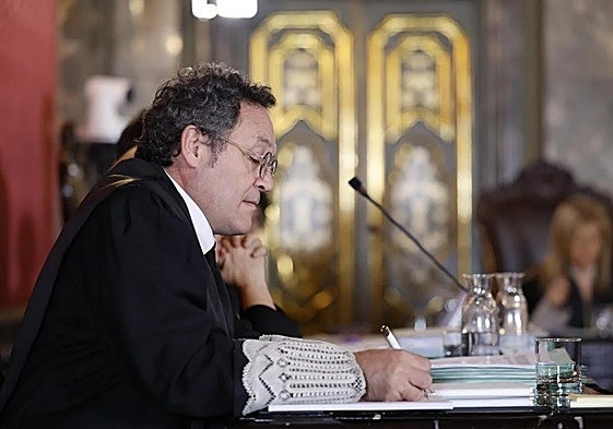 El fiscal general del Estado durante la primera sesión del juicio.