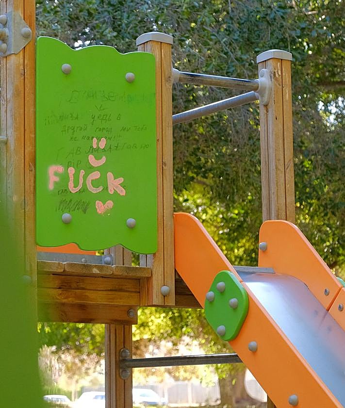 Imagen secundaria 2 - Desperfectos en zonas verdes de la Playa de San Juan. 