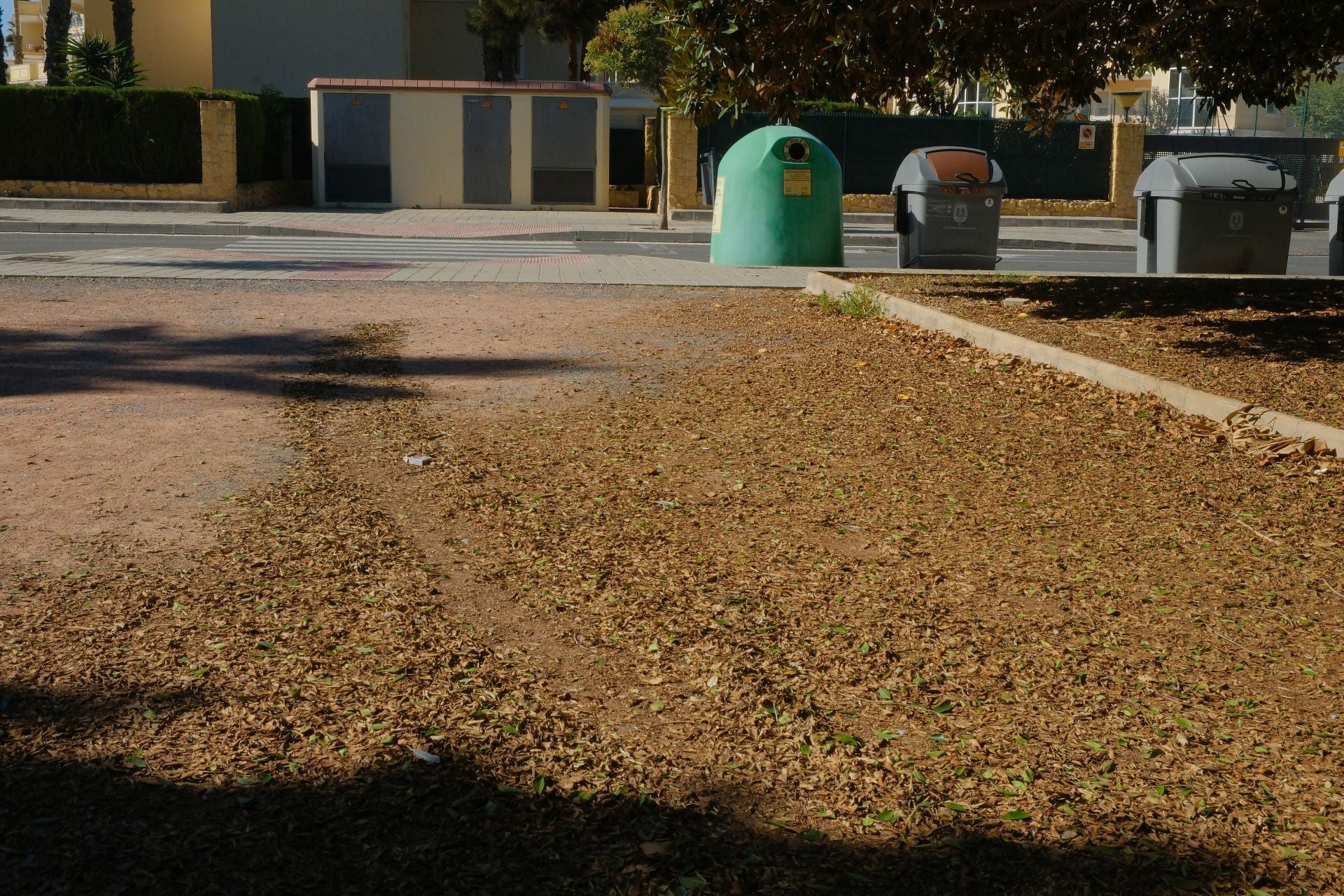 Imagen principal - Desperfectos en zonas verdes de la Playa de San Juan. 