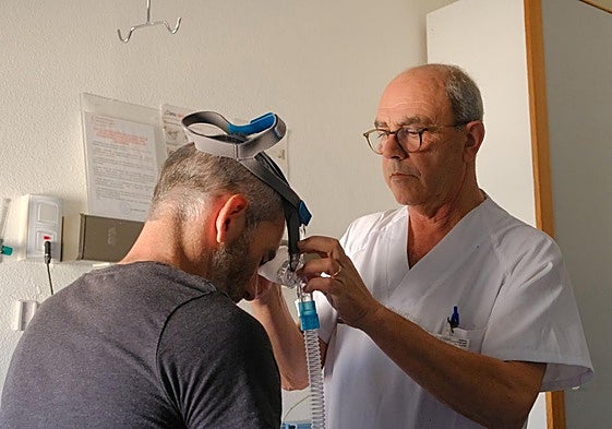 El doctor Eusebi junto a un paciente en la Unidad del Sueño del Hospital de Sant Joan d'Alacant.