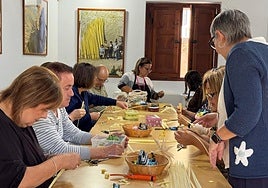 El Museo del Palmeral acoge los talleres que mantienen viva la tradición de la palma blanca.