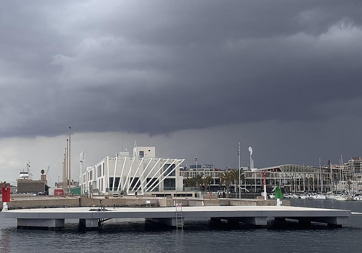 La infraestructura de la 'isla flotante' del puerto de Alicante.