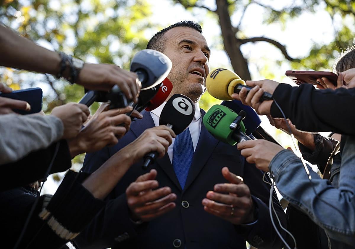 Vicent Mompó atiende a los medios de comunicación.